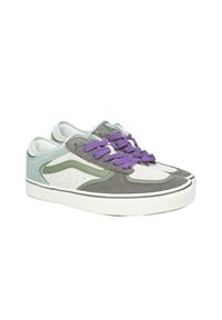 Zapatillas de ante grises, verdes y azul claro con acentos blancos. Presentan cordones morados, superposiciones texturizadas y perforaciones en los laterales. Suela plana.
