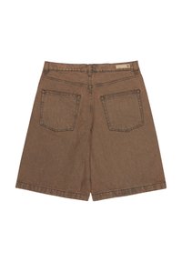 Pantalones cortos de mezclilla marrón con corte recto, dos bolsillos traseros y detalles de costura visibles. Textura suave y acabado de dobladillo limpio.