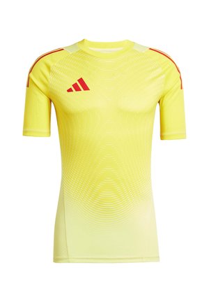 Geel sportshirt met korte mouwen, met rode accenten op de schouders en een gestructureerd golfpatroon door de stof.