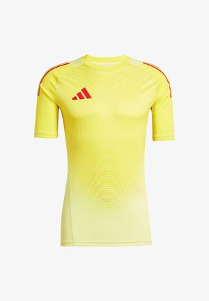 Geel sportshirt met korte mouwen, met rode accenten op de schouders en een gestructureerd golfpatroon door de stof.