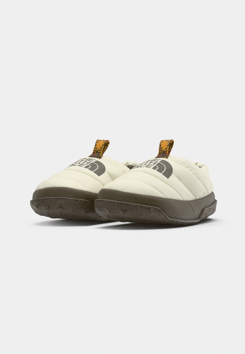 Padded Slippers in Creme und Dunkelbraun, mit einer Gummisohle, strukturierten Akzenten und einem Logo an der Vorderseite.