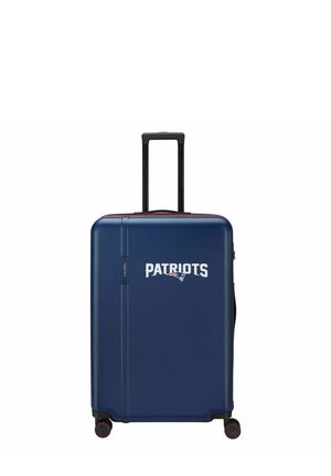 Dunkelblauer Hartschalenkoffer mit "Patriots" Text und Logo, schwarzem ausziehbarem Griff und vier schwarzen Rädern mit roten Akzenten.