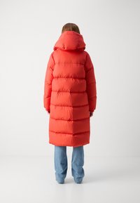 Marc O'Polo PUFFER COAT WITH HOOD SIDE SLITS WITH ZIPPER WELT POCKETS BACKPACK BELTS - Sulemantel - poppy red