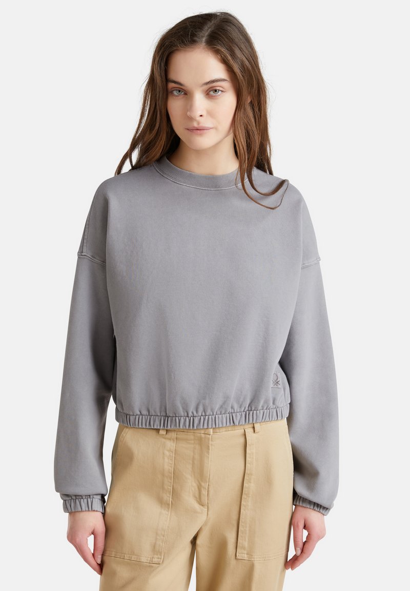 Sweatshirt gris court avec un col rond, poignets et ourlet élastiques ; offre une coupe décontractée et est fabriqué en coton doux.