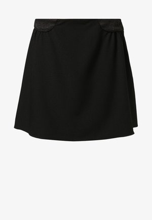 Zwarte rok met een gestructureerde tailleband, licht uitlopende vorm en plooien. De stof lijkt glad en valt soepel. Geen zichtbare patronen of hardware.