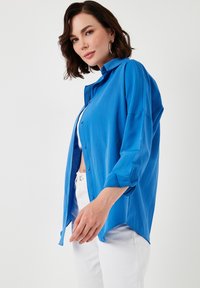 LELA Užsagstoma palaidinė - royal blue