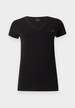 Must lühikeste varrukatega V-kaelusega T-särk, vasakul rinnal väike bränditud märk ja krae sees A|X silt, laotatud valgele taustale.