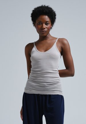 Grå, tettsittende tank topp med V-hals og tynne stropper, laget av mykt materiale, som viser en glatt tekstur og subtile rynker.