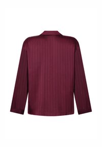 Bordowa satynowa koszula z długimi rękawami, z subtelnym wzorem w paski i standardowym kołnierzykiem. Gładka tekstura i luźny krój.