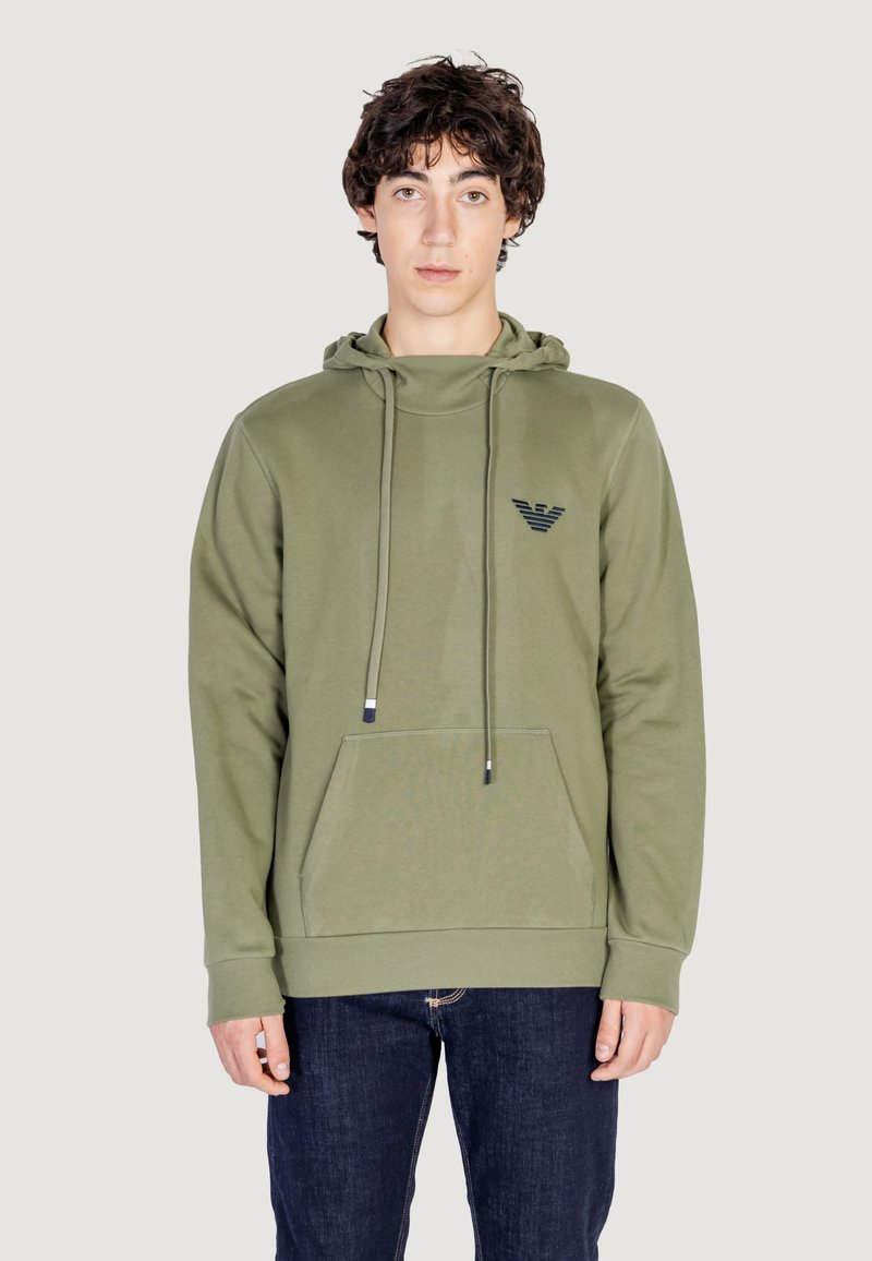 Hoodie vert olive avec une poche kangourou, des cordons de serrage ajustables et un petit logo bleu marine sur la poitrine. Fabriqué en tissu doux et texturé.