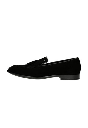 Mocassin homme en daim noir avec détail pompon, talon bas et bout arrondi, présenté en profil latéral sur fond blanc.