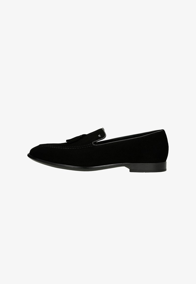 Mocassin homme en daim noir avec détail pompon, talon bas et bout arrondi, présenté en profil latéral sur fond blanc.