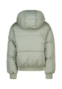 Chaqueta acolchada verde claro con capucha, mangas largas y puños y dobladillo acanalados, mostrada desde la parte de atrás.