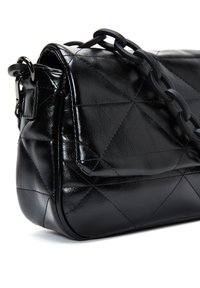 Borsa in pelle nero trapuntata con una finitura lucida, caratterizzata da una tracolla con catena spessa e una forma strutturata. Nota per il motivo a diamante sulla superficie.