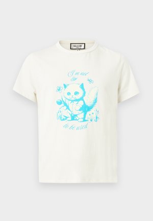 Maglietta bianca con un'illustrazione blu di un gattino che tiene un fiore circondato da farfalle e il testo "Non sono da usare."