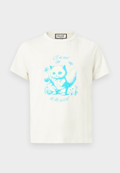 T-shirt blanc avec une illustration bleue d'un chaton tenant une fleur entouré de papillons et le texte « Je ne suis pas à utiliser. »
