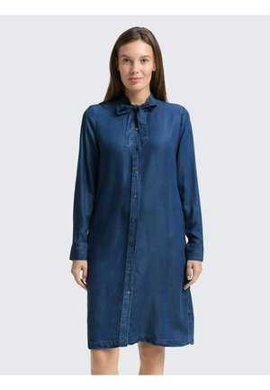 Robe chemise en denim, bleu foncé, manches longues, col avec nœud papillon, fermeture avant à boutons, texture douce, longueur genoux, design décontracté.