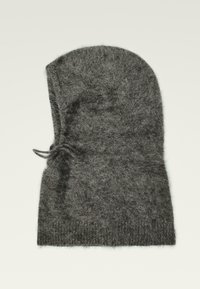 Cappuccio balaclava in maglia grigia scura e pelosa con cordino su uno sfondo chiaro e semplice.