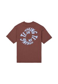 Camiseta de algodón marrón con un estampado gráfico redondo en la parte posterior; el texto en azul claro dice "EQUIPO DE TREKKING". Mangas cortas, diseño de cuello redondo.