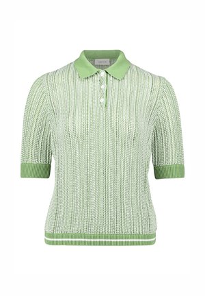 Polo en maille à manches courtes avec des rayures verticales vertes et blanches, un col et des poignets verts, et trois boutons blancs sur le devant.