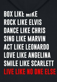 Felpa nera con cappuccio caratterizzata da ampio testo bianco con nomi e frasi, e un accento rosso per "VIVI COME NESSUN ALTRO" in basso.