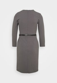Robe grise mi-longue aux genoux avec manches longues, fermeture éclair dans le dos et fine ceinture noire à la taille, vue de dos.