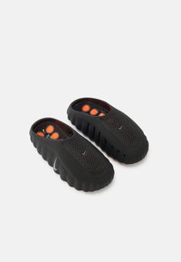 Δεν επιλέχθηκε, black/chrome/hyper crimson/white