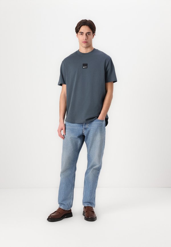 REGULAR CURVED HEM - Print T-shirt - dark slate3