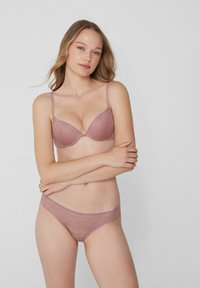 Kant beha en bijpassende slipset in mauve. De beha heeft verstelbare bandjes en een driehoekige vorm, terwijl de slips een laag uitgesneden pasvorm hebben.