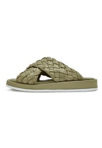 Geweven olijfgroene sandalen met een gestructureerde bovenkant en een vlakke, witrandige zool. Het ontwerp heeft twee gekruiste banden.