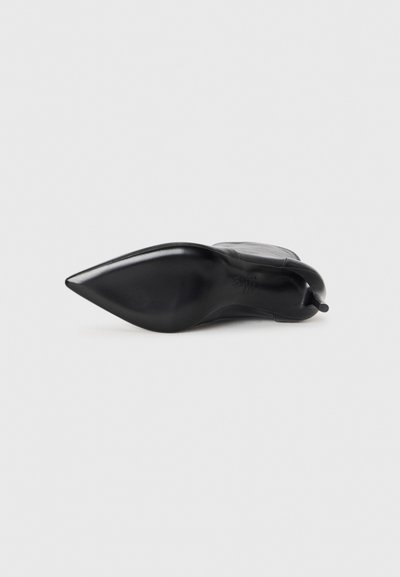 Zwarte spitse hoge hak schoen met een gladde leren bovenkant, voorzien van een slanke stiletto hak en een gestroomlijnde silhoeet.