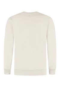 Licht beige sweatshirt met lange mouwen, ronde hals, en ribgebreide manchetten en zoom. Glad textuur met minimale naaddetails aan de achterkant.