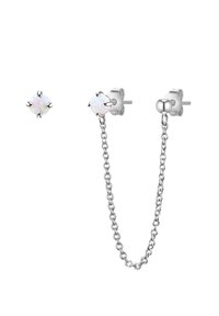 Pendientes de plata con una piedra de ópalo cuadrada engastada en cuatro garras, conectados por una cadena corta a otro pendiente de tipo stud.