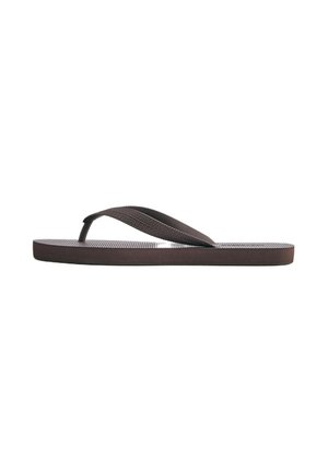 Sandale tong en caoutchouc marron avec une semelle intérieure texturée et une bride simple en forme de Y.