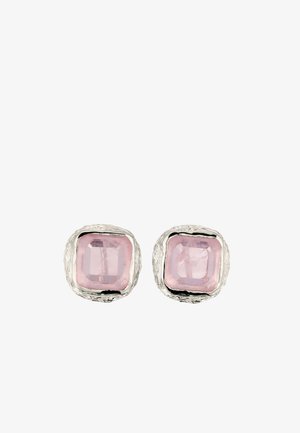 Par sølvestikkere med firkantede pink ædelsten og teksturerede metalkanter.