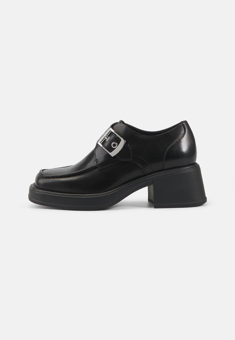 Pantofi cu toc din piele neagră, cu vârful rotund, având o cataramă decorativă din argint și un toc gros. Textură netedă cu detalii minime de cusătură.