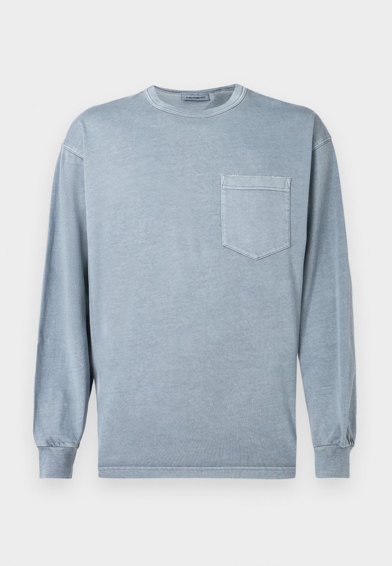 Blå långärmad t-shirt i mjuk bomull, med rund halsringning och en bröstficka med subtil söm.