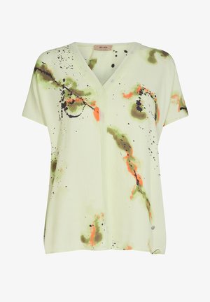 Hellgrüne Kurzarmbluse mit V-Ausschnitt und abstraktem Spritzmuster in Orange, Olive und Schwarz.