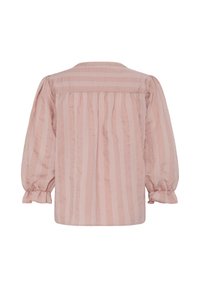 Blouse rose clair à rayures blanches verticales, manches longues bouffantes réunies aux poignets à volants, coupe ample, vue de dos.
