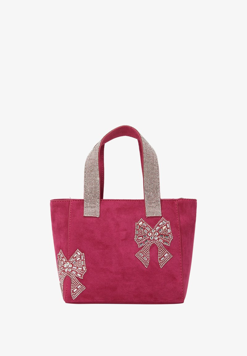 Sac à main en daim rose avec deux nœuds décoratifs en perles à l'avant, et des poignées brillantes et texturées qui contrastent en couleur. Design de forme carrée.