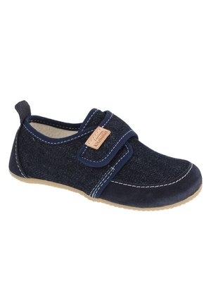 Marineblaue Slipper aus Denim-Stoff mit einem Klettverschluss, umrandeter Naht und einem weichen, strukturierten Innenraum. Gummisohle.