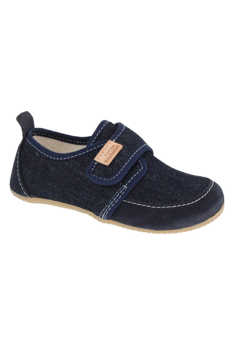 Scarpa slip-on blu navy realizzata in tessuto di denim con una fascia in velcro, cuciture delineate e un interno morbido e texturizzato. Suola in gomma.