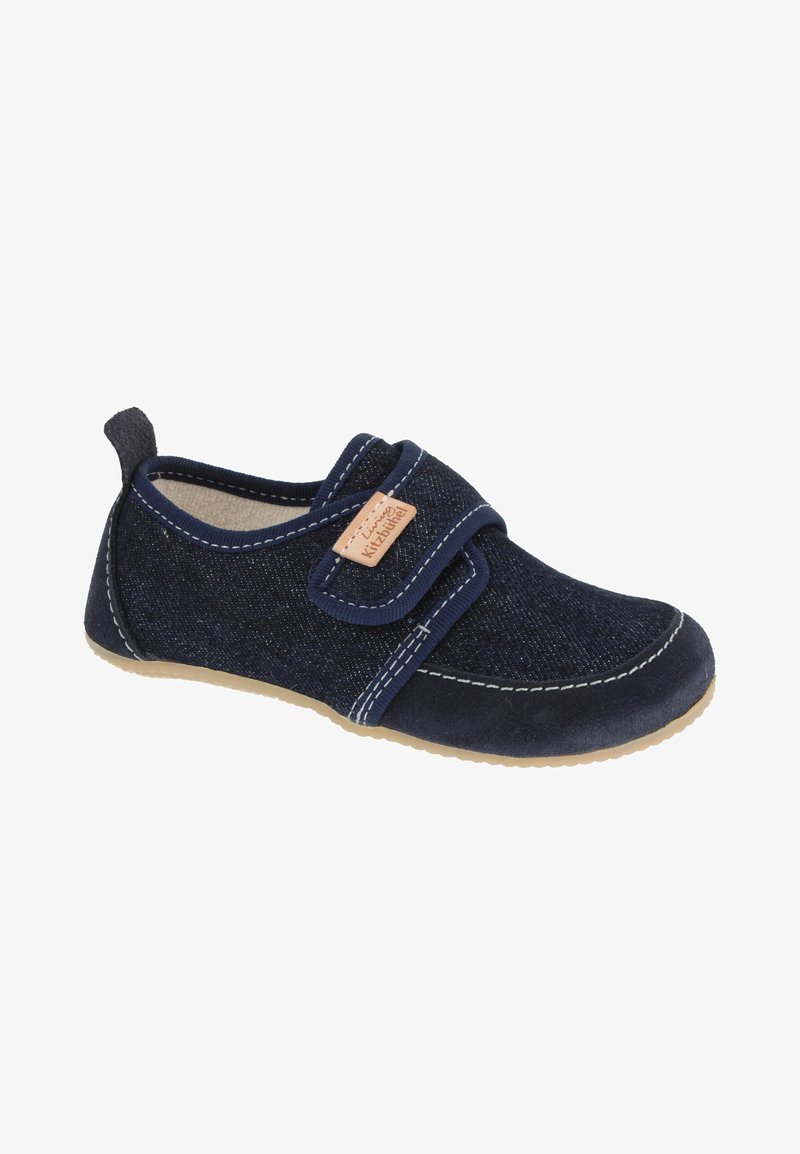 Scarpa slip-on blu navy realizzata in tessuto di denim con una fascia in velcro, cuciture delineate e un interno morbido e texturizzato. Suola in gomma.