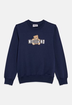 Mørkeblå genser med ribbestrikkede mansjetter og kant, med en teddybjørn og teksten "MOSCHINO" på brystet.