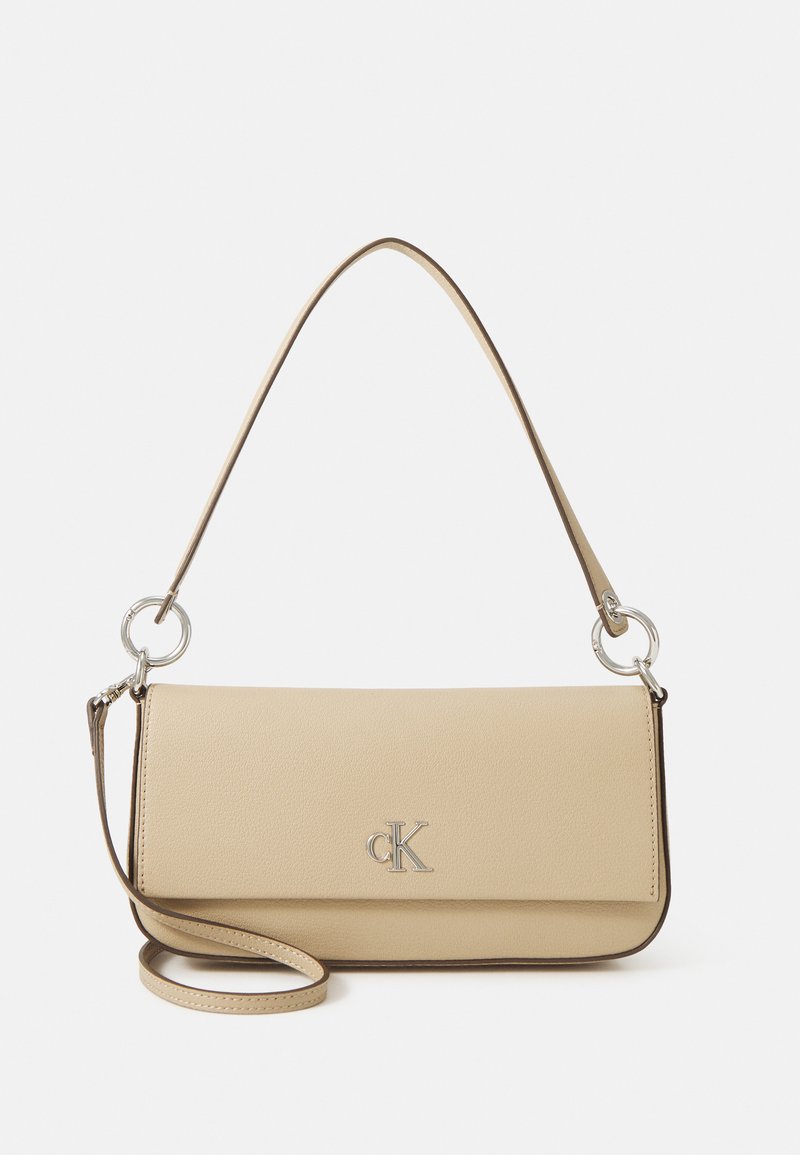 Borsa a tracolla beige con una superficie liscia, hardware argento, forma rettangolare piatta e logo al centro. Presenta una tracolla sottile.