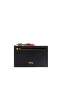 La cartera de tela negra cuenta con un zipper dorado, un acento naranja y un acabado texturizado, con un logo grabado en el frente.