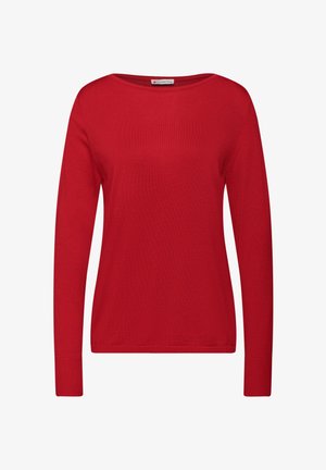 Rode gebreide trui met lange mouwen, bootnek en geribde manchetten, gelabeld "Street One" op de kraag.