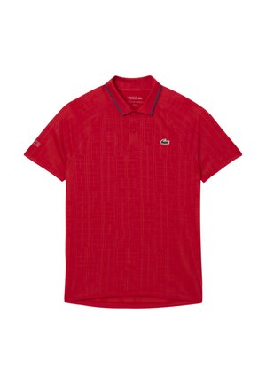 Polo rosso in tessuto texture, con un motivo sottile, maniche corte, un colletto colorato e un logo Lacoste verde sul petto.