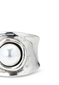 Anillo de plata con una perla blanca redonda central, montada en una banda texturizada con un acabado liso y pulido y un bisel prominente.