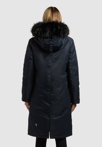 Marineblauer Parka bis zum Knie mit Kapuze, die mit Kunstfell gefüttert ist, langen Ärmeln und einer glatten, glänzenden Textur. Verfügt über einen Druckknopfverschluss am Saum.